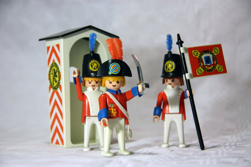 Drei Playmobilschildwachen vor Wachhäuschen